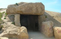 El dolmen es la forma más primitiva de cripta o templo